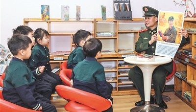 武警战士为孩子们讲述雷锋故事