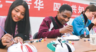 外国留学生感受中国京剧魅力