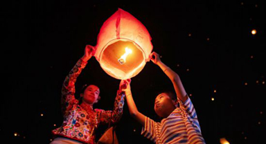 澜沧江畔孔明灯点亮夜空