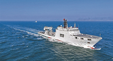 海军某勤务防救船大队开展海上训练